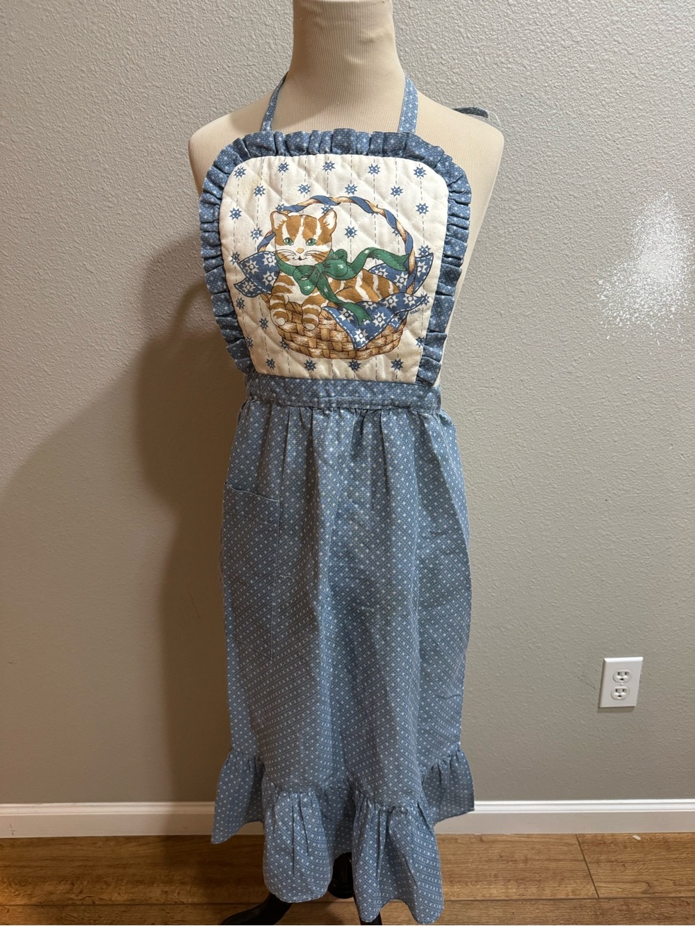 VTG B&D blue Ruffle kitty in basket Embroidery Apron Cottagecore Farmhouse